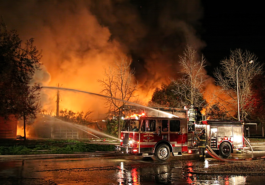 Fuego en un antiguo edificio propiedad de IBM en San José, California. Craig Rose
